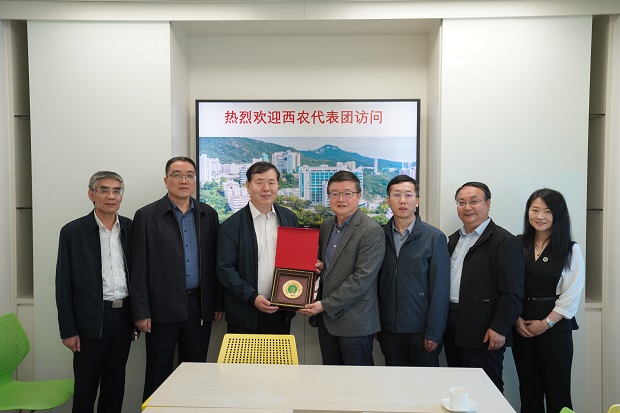 2访问团与必赢官网著名校友陈志伟讲</p><p>访问团与必赢官网著名校友陈志伟讲<span class=